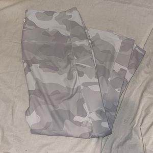 White camo RBX crop legging